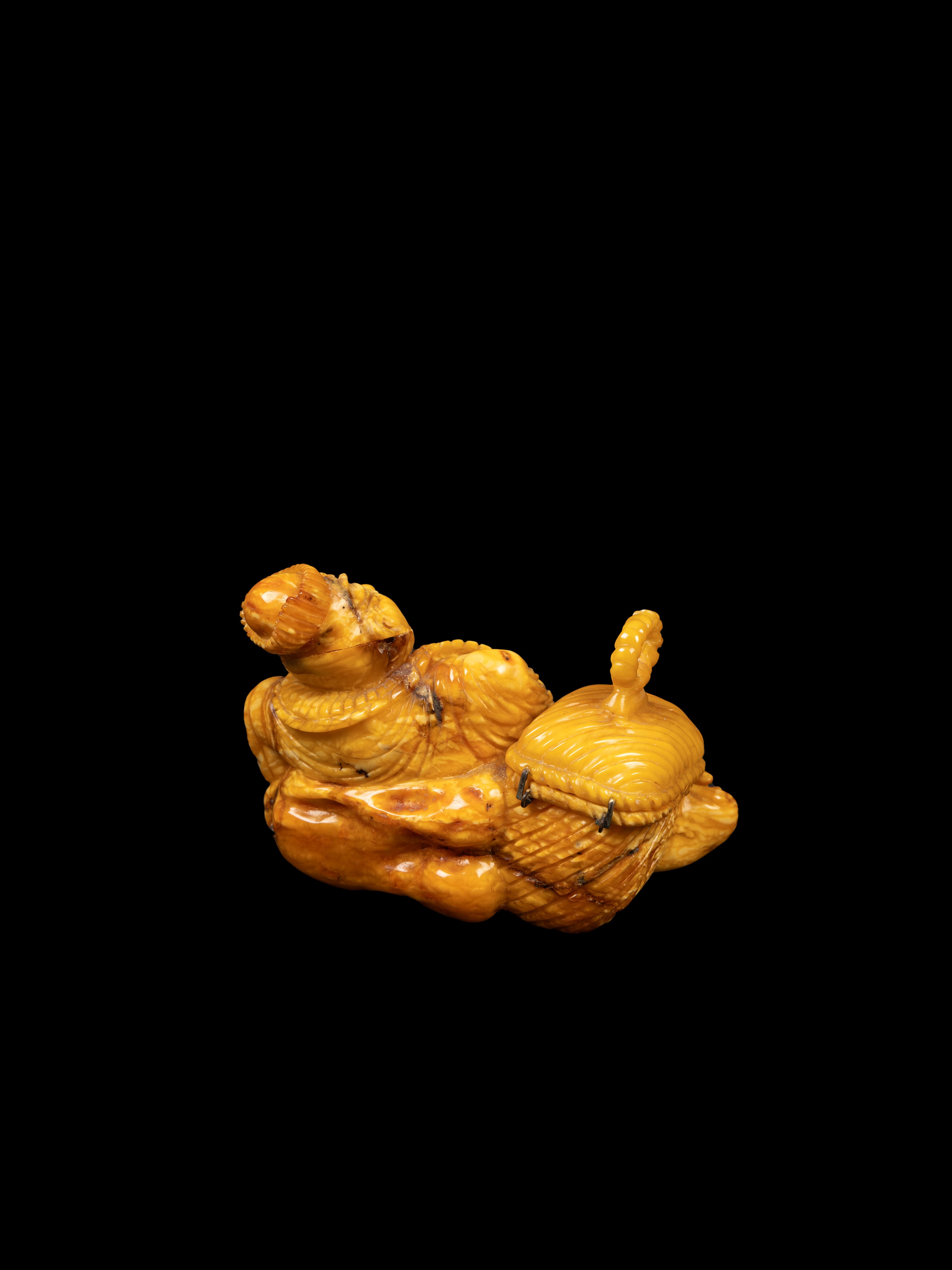 Scultura in ambra raffigurante un mercante, Cina, inizio XX secolo