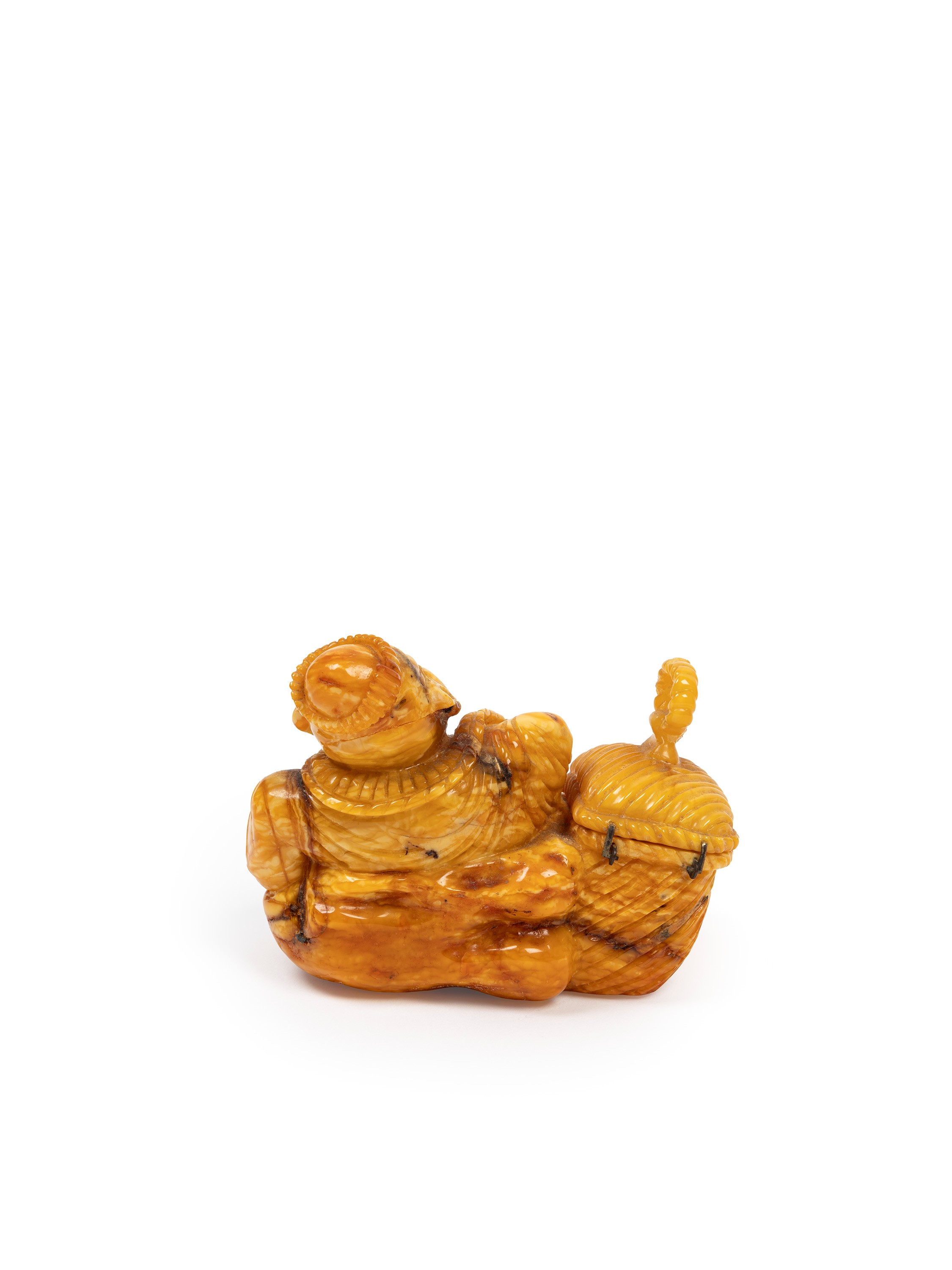 Scultura in ambra raffigurante un mercante, Cina, inizio XX secolo