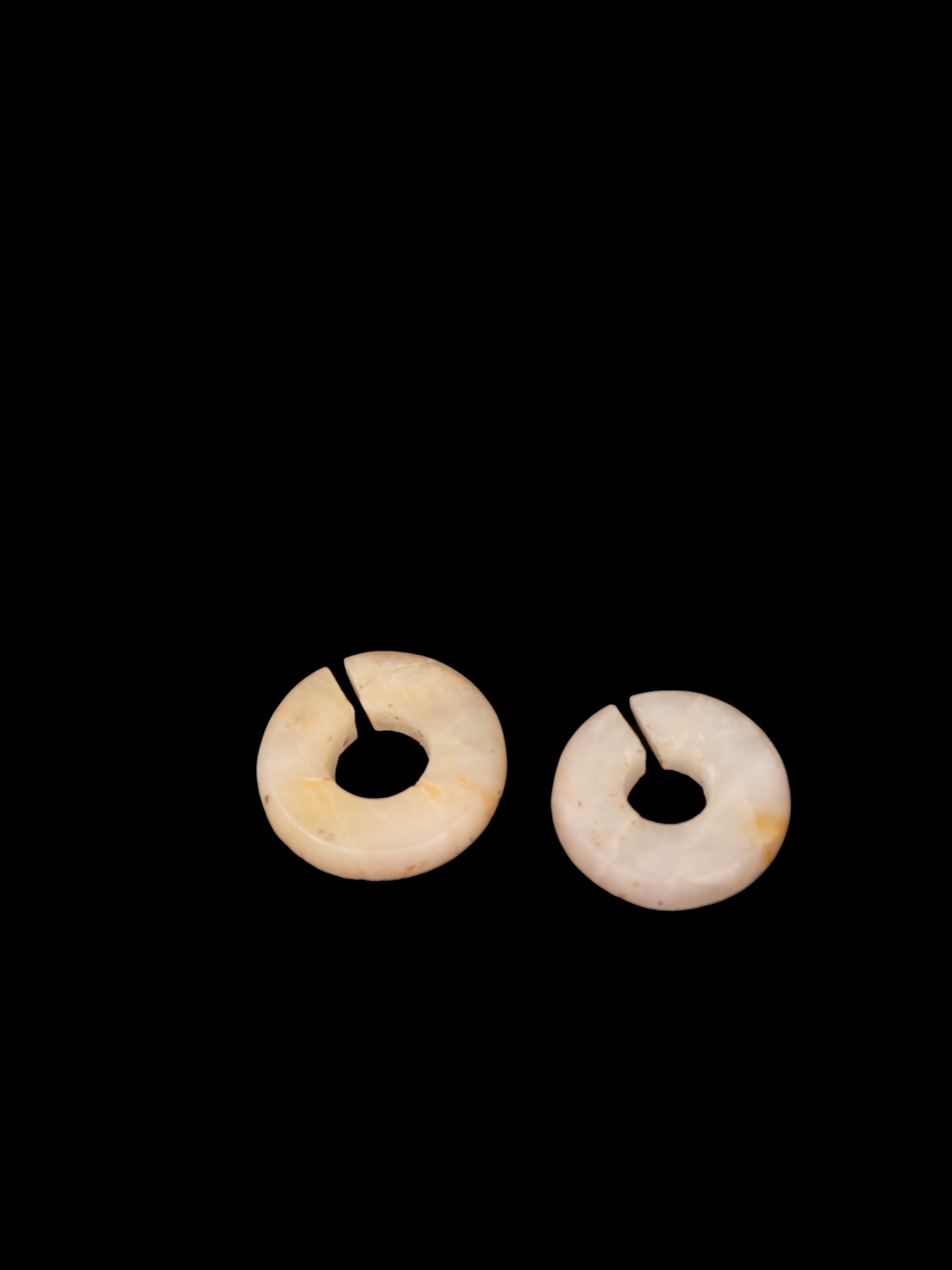 DUE ANELLI FESSURATI IN GIADA BIANCA OPACA