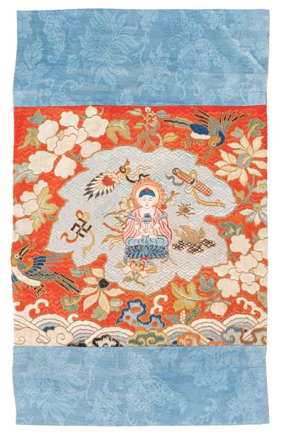 Cina, Dinastia Qing, Tessuto in seta ricamato con Buddha e motivi floreali, XIX secolo