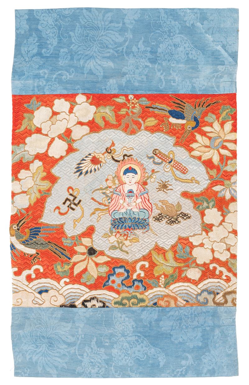 Cina, Dinastia Qing, Tessuto in seta ricamato con Buddha e motivi floreali, XIX secolo
