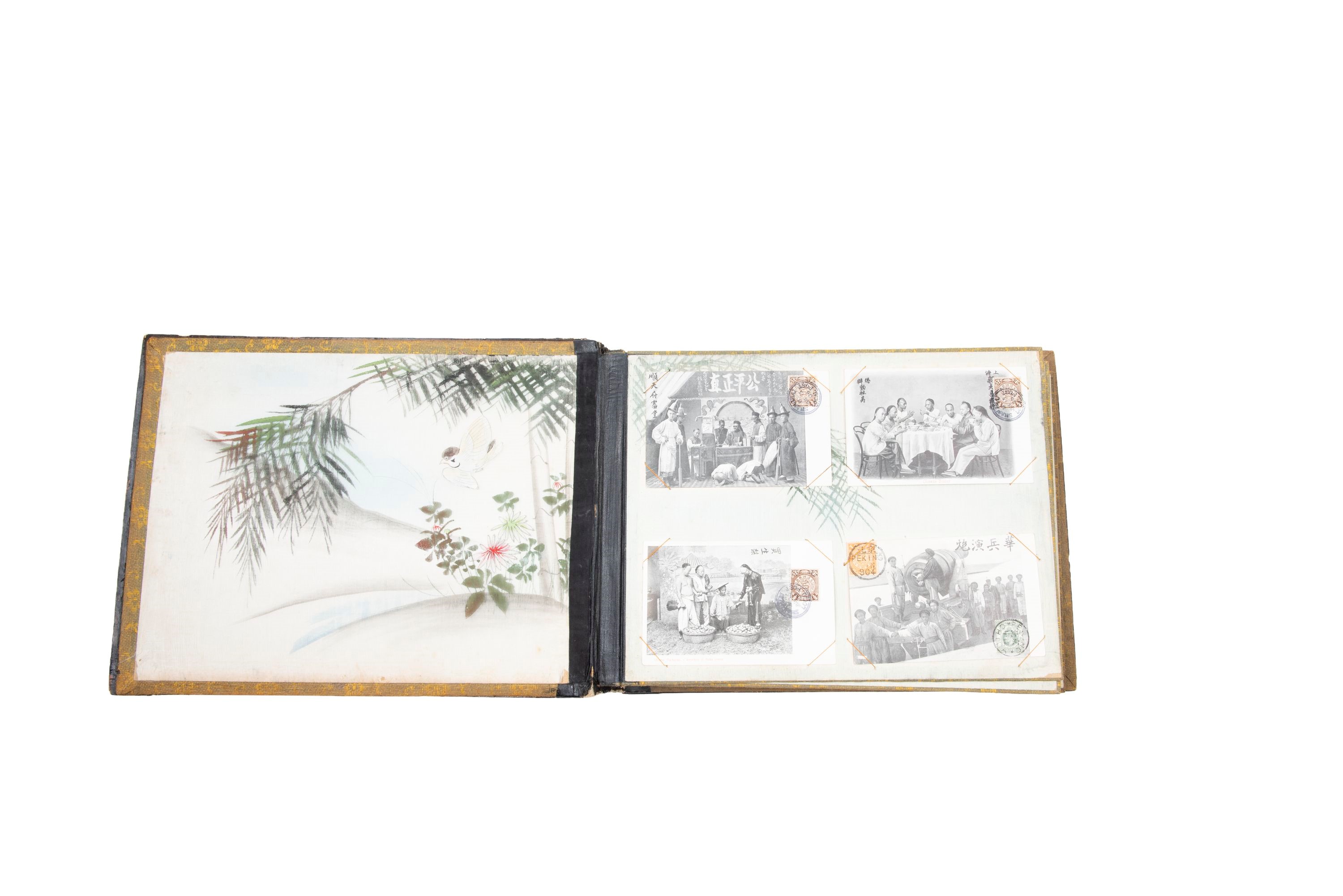 Album fotografico con cartoline giapponesi, lacca nera e décor Shibayama, inizio XX secolo