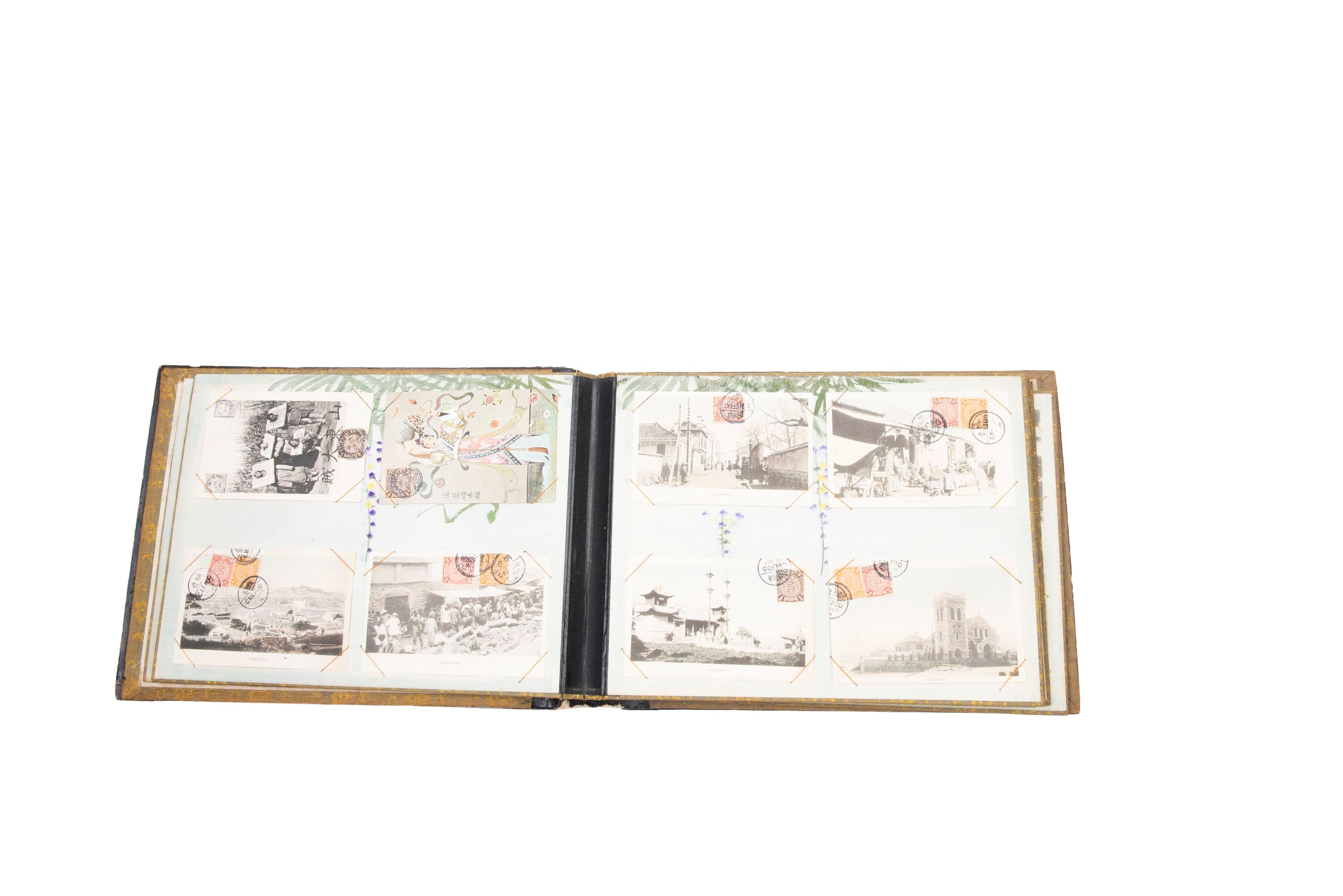 Album fotografico con cartoline giapponesi, lacca nera e décor Shibayama, inizio XX secolo