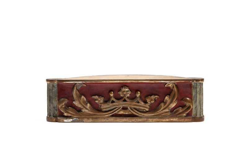 Base in legno laccato rosso e dorato, sec. XIX