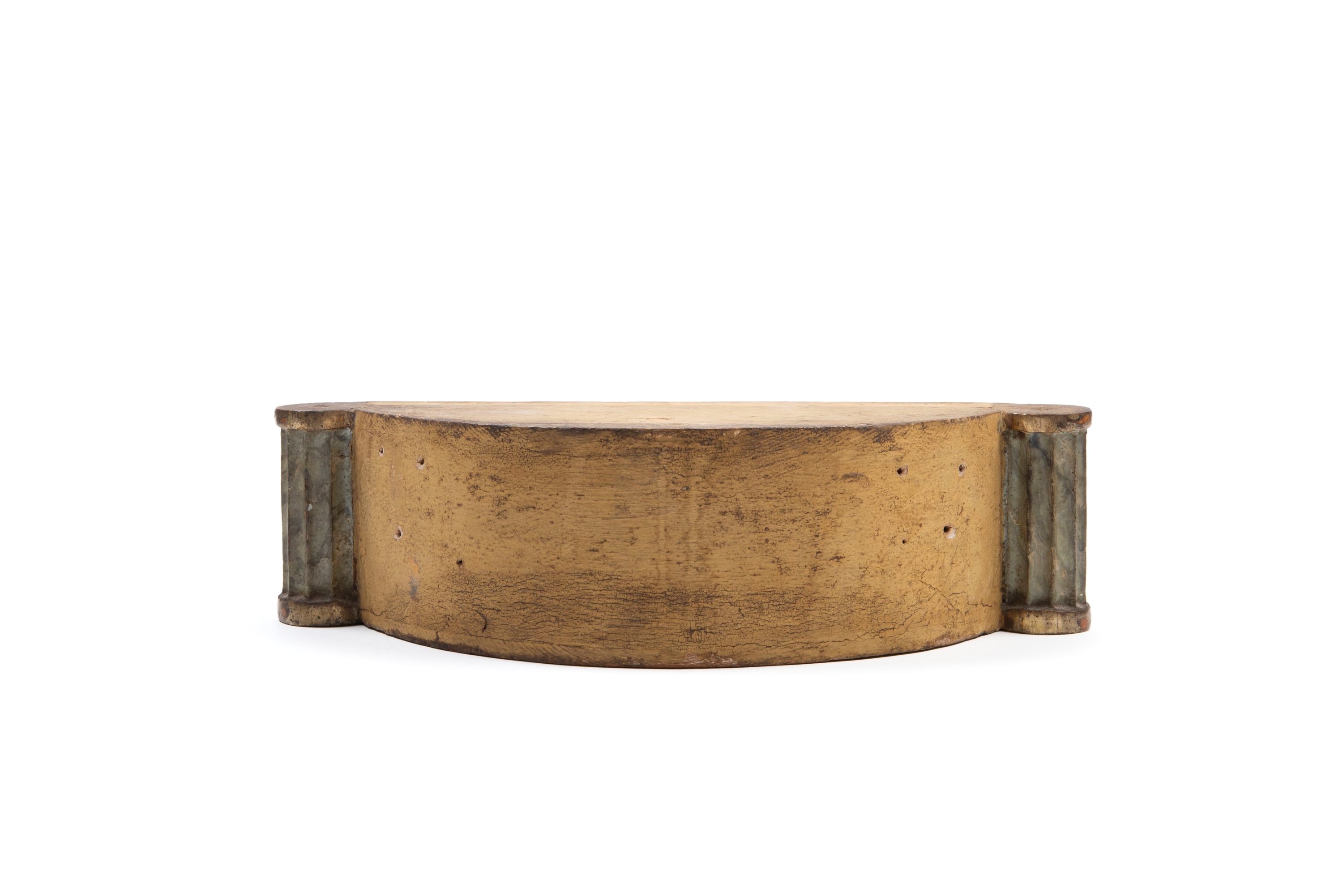 Base in legno laccato rosso e dorato, sec. XIX