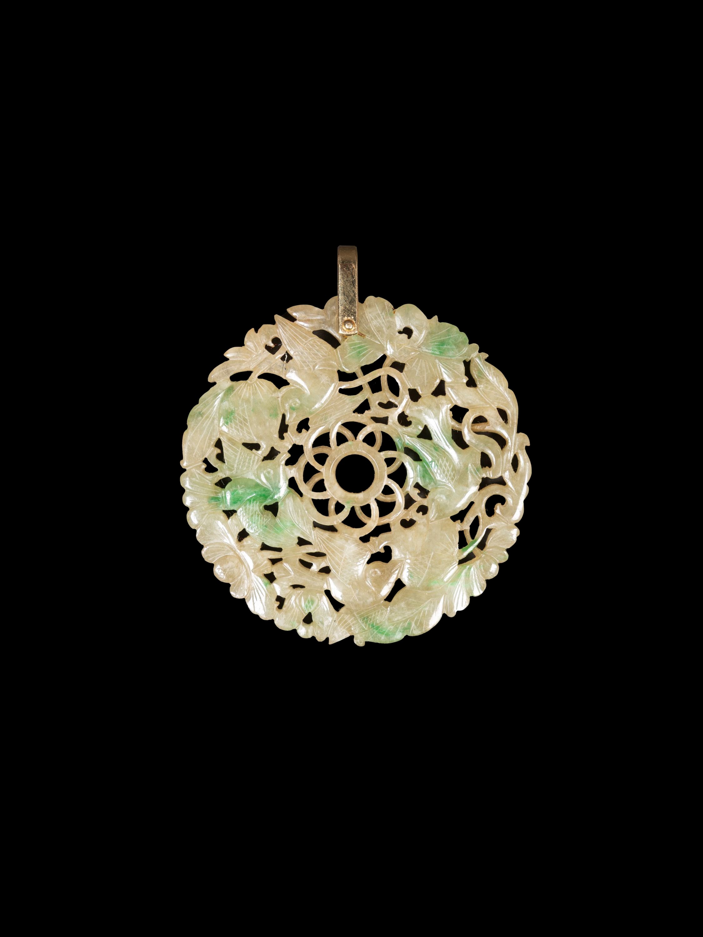 CIONDOLO IN GIADEITE TRAFORATA