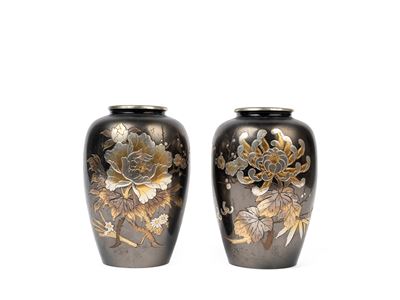 Giappone, Coppia di vasi in bronzo decorati con fiori, XX secolo