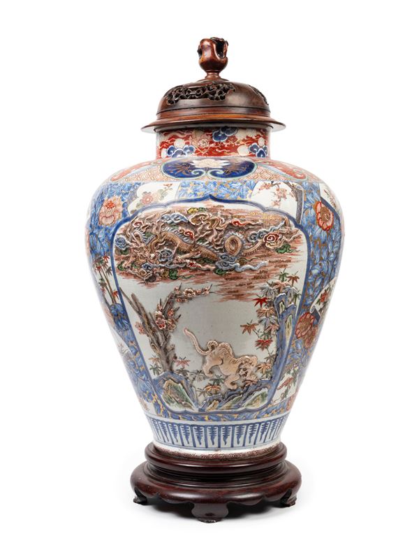 A LARGE IMARI VASE 