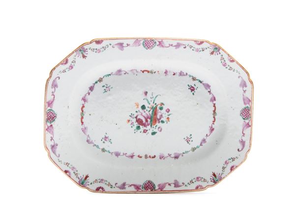 AN EXPORT PORCELAIN FAMILLE ROSE TRAY