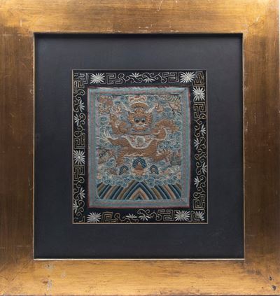 Tessuto ricamato raffigurante drago, Cina, dinastia Qing (1644-1911)