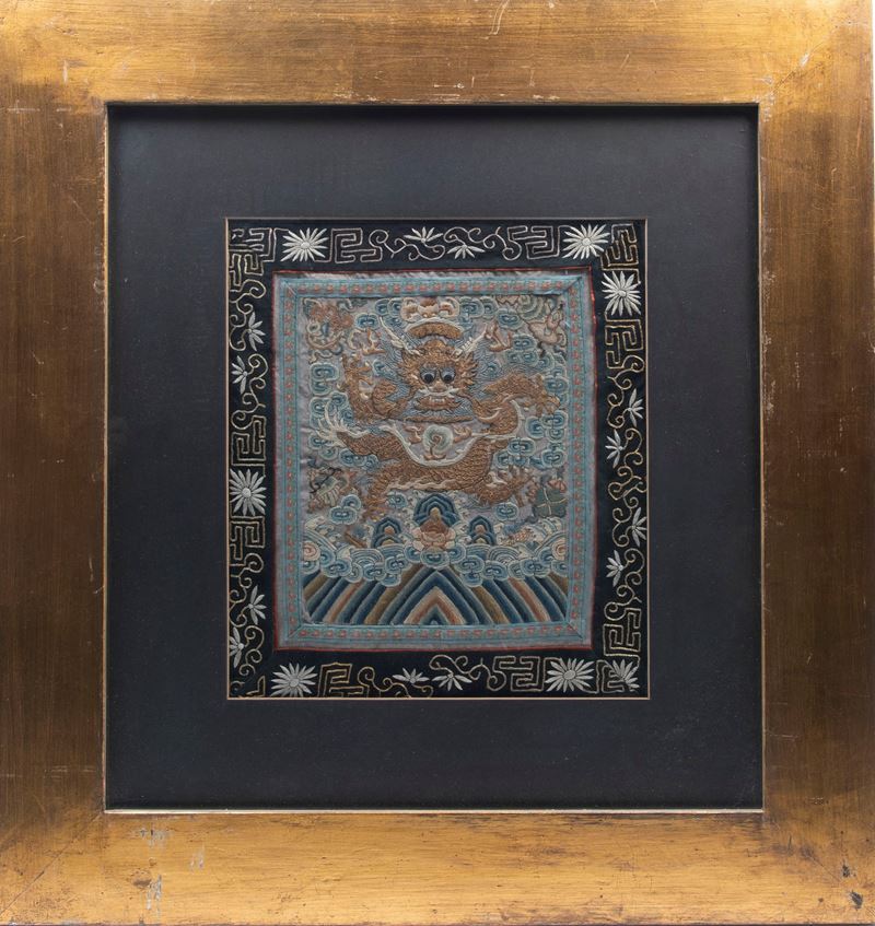 Tessuto ricamato raffigurante drago, Cina, dinastia Qing (1644-1911)