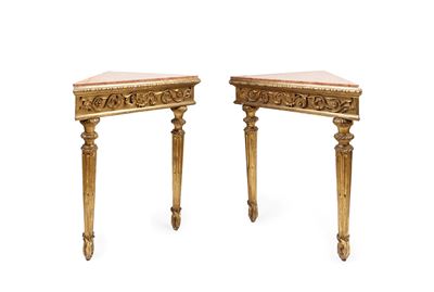 Coppia di console in legno dorato, stile Luigi XVI con piani in marmo rosa