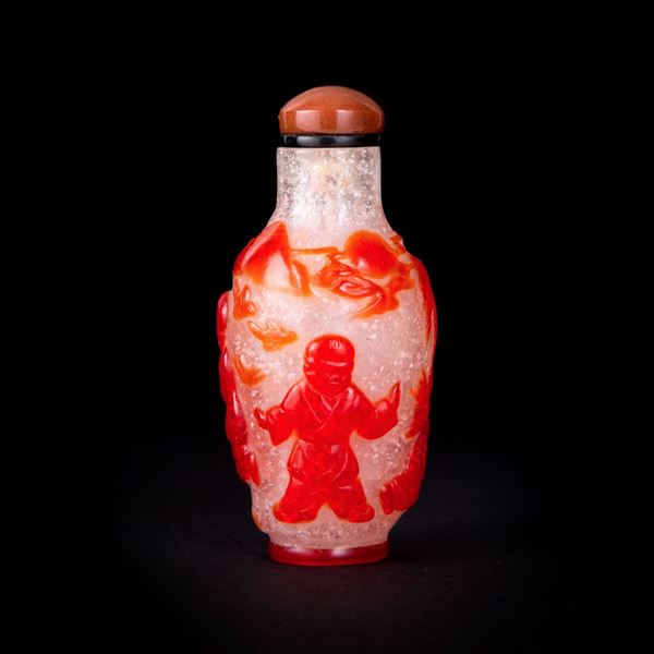 AN OVERLAY GLASS SNUFF BOTTLE