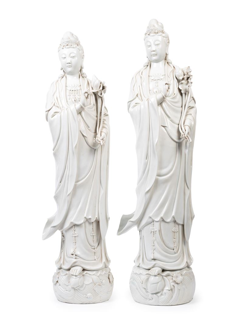 COPPIA DI GRANDI SCULTURE IN BLANC DE CHINE RAFFIGURANTI GUANYIN