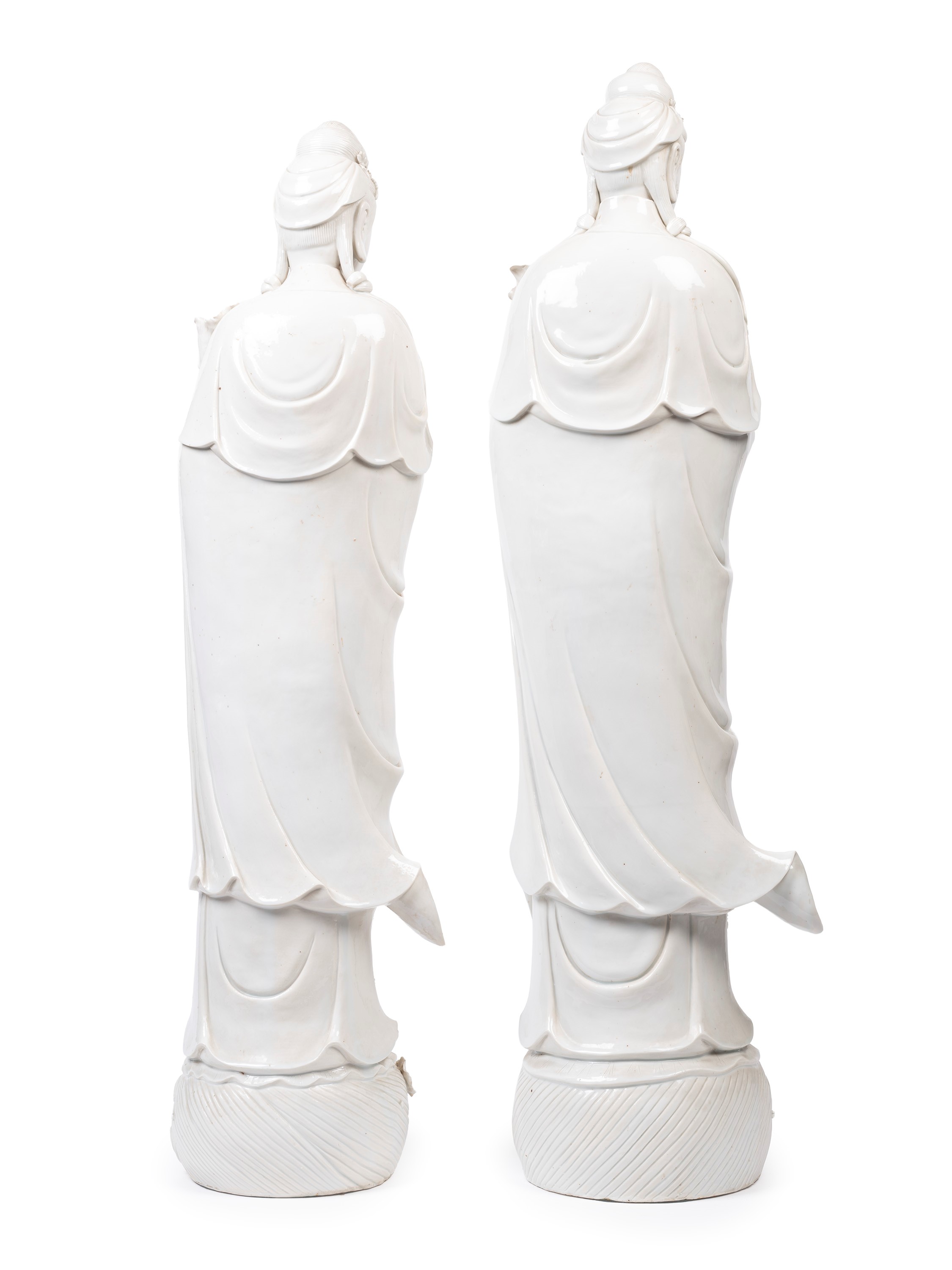 COPPIA DI GRANDI SCULTURE IN BLANC DE CHINE RAFFIGURANTI GUANYIN