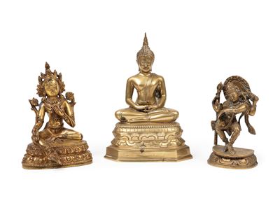 Scultori Asiatici del XX secolo, Tre sculture in bronzo dorato raffiguranti Buddha, Tara e Ardhan...
