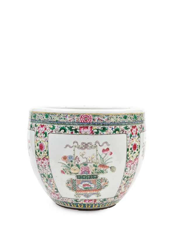 A FAMILLE ROSE PORCELAIN CACHEPOT