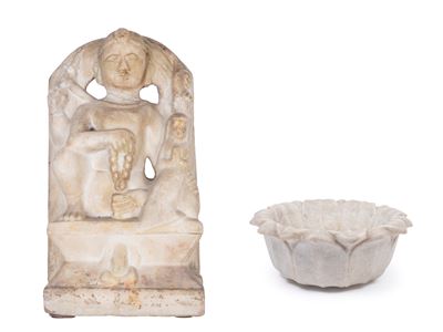 Sculture indiane in marmo, rappresentazione di divinità e vasca floreale