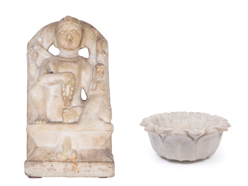 Sculture indiane in marmo, rappresentazione di divinità e vasca floreale