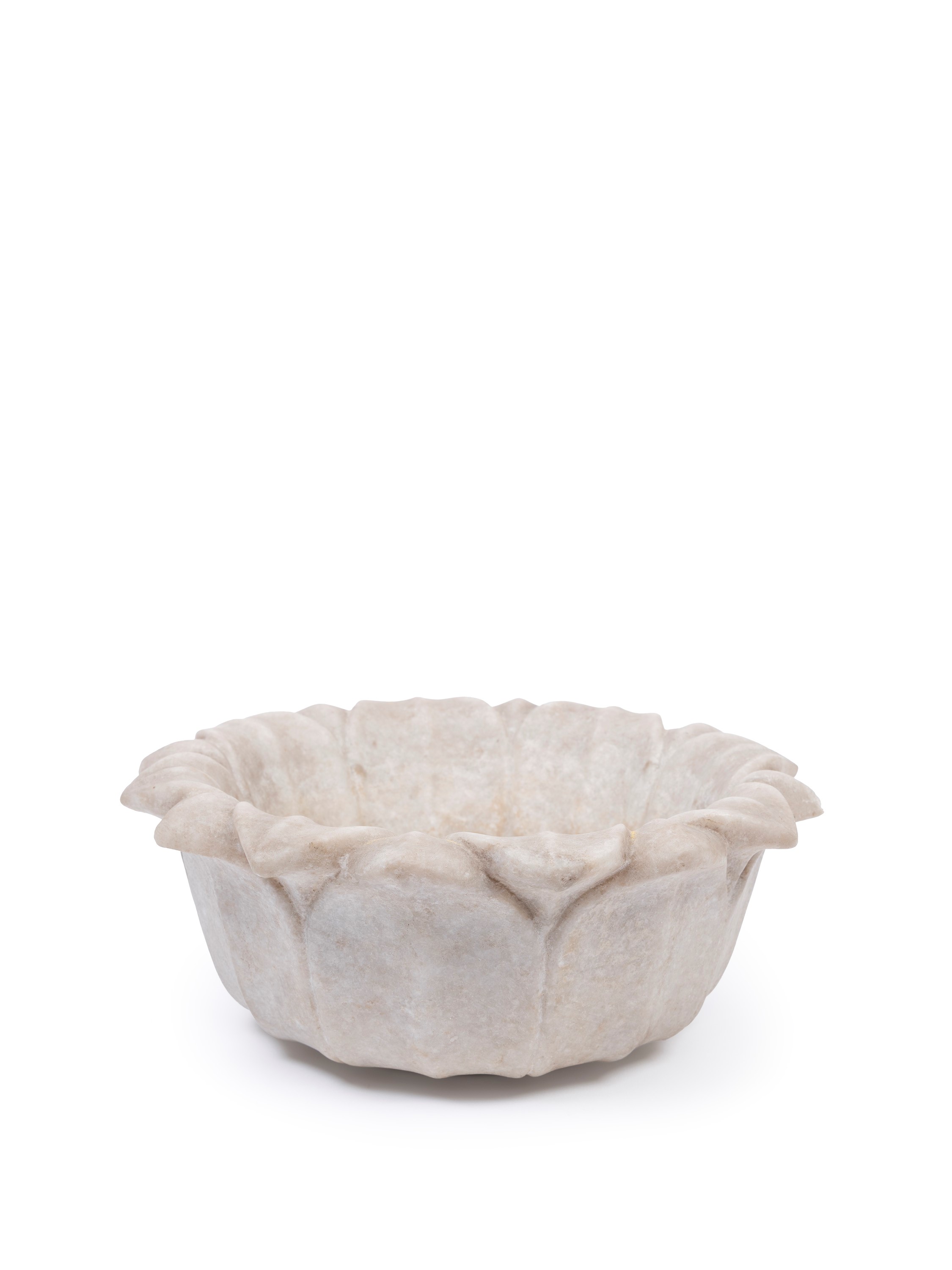 Sculture indiane in marmo, rappresentazione di divinità e vasca floreale