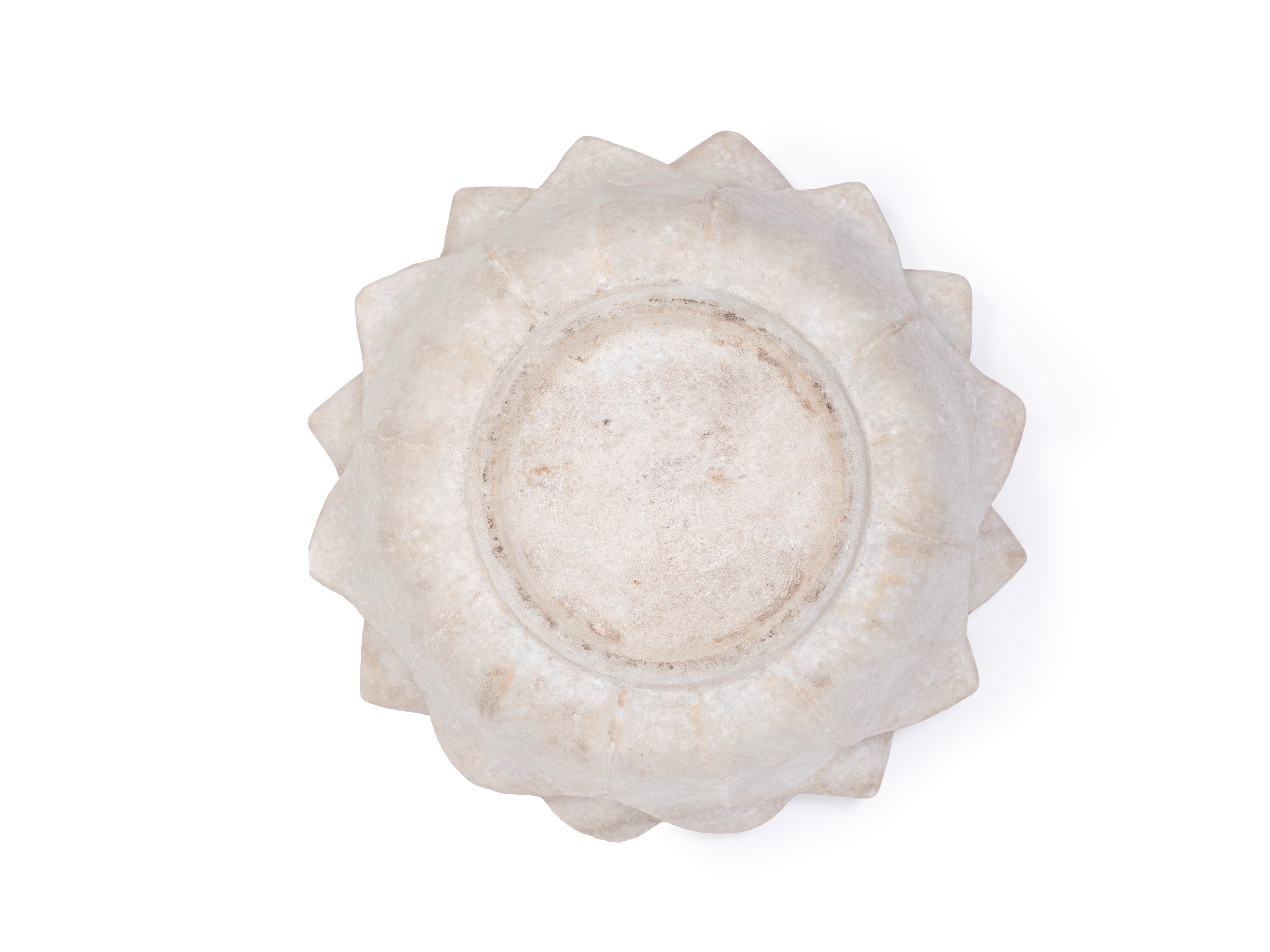 Sculture indiane in marmo, rappresentazione di divinità e vasca floreale