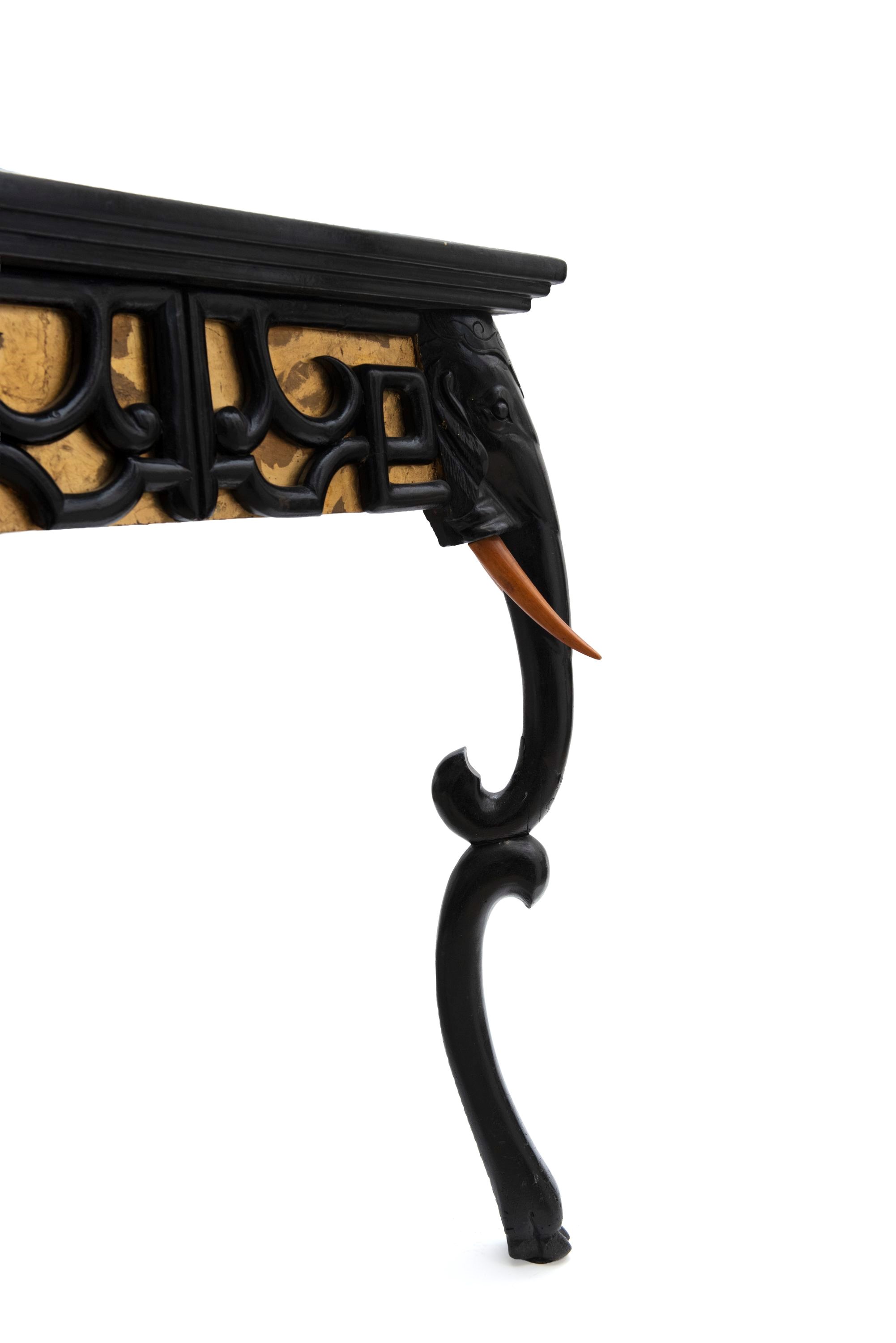 TAVOLO IN LEGNO LACCATO NERO DI GUSTO ECLETTICO