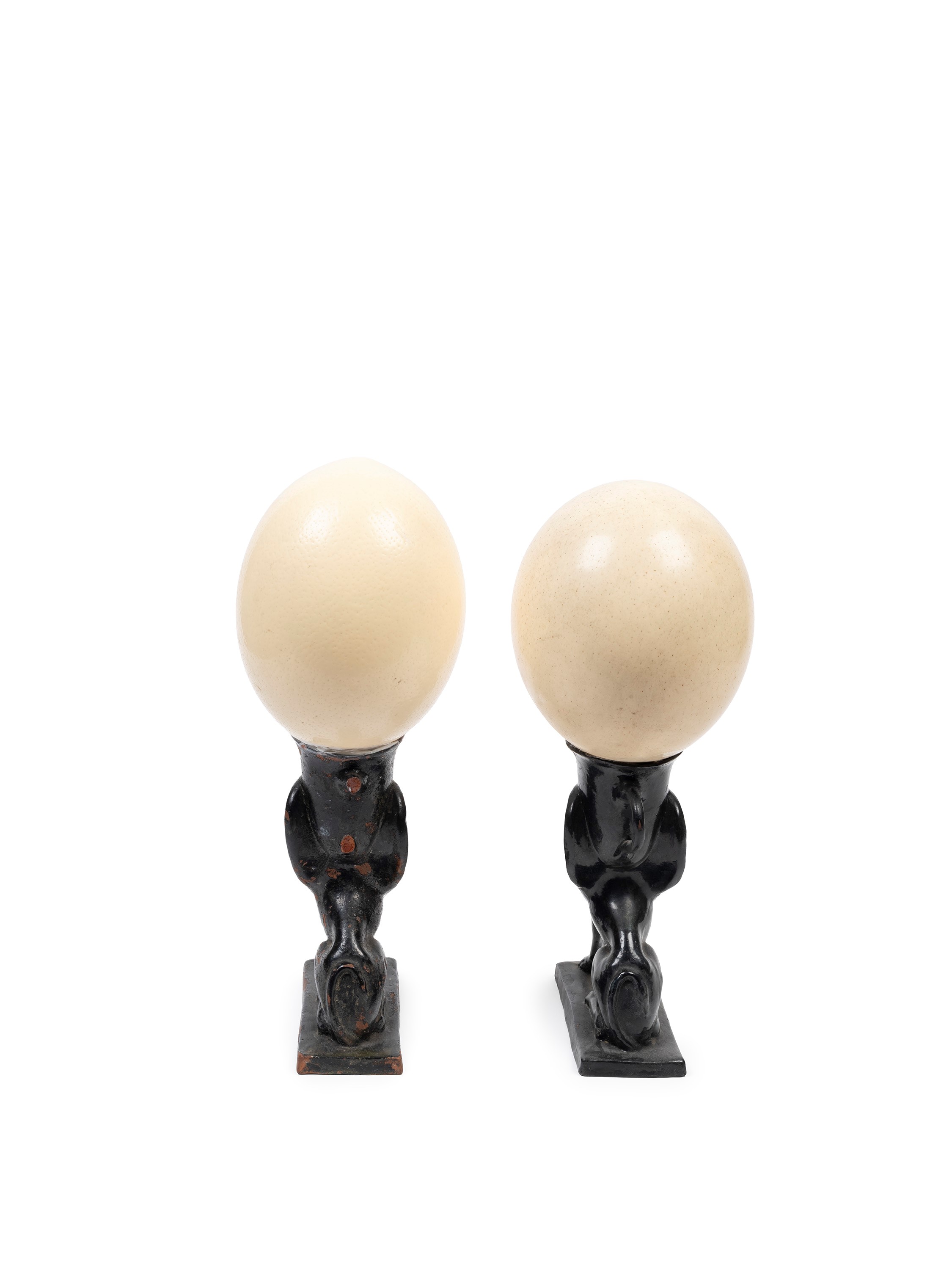 Coppia di sfingi in ceramica con uova di struzzo, XIX secolo