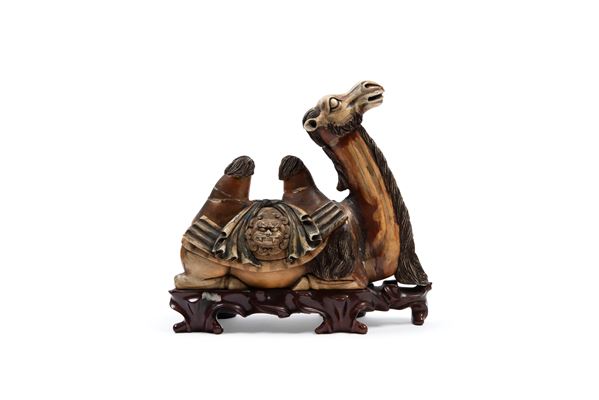 ☼IVORY SCULPTURE DEPICTING A CROUCHING CAMEL ON A WOODEN BASE