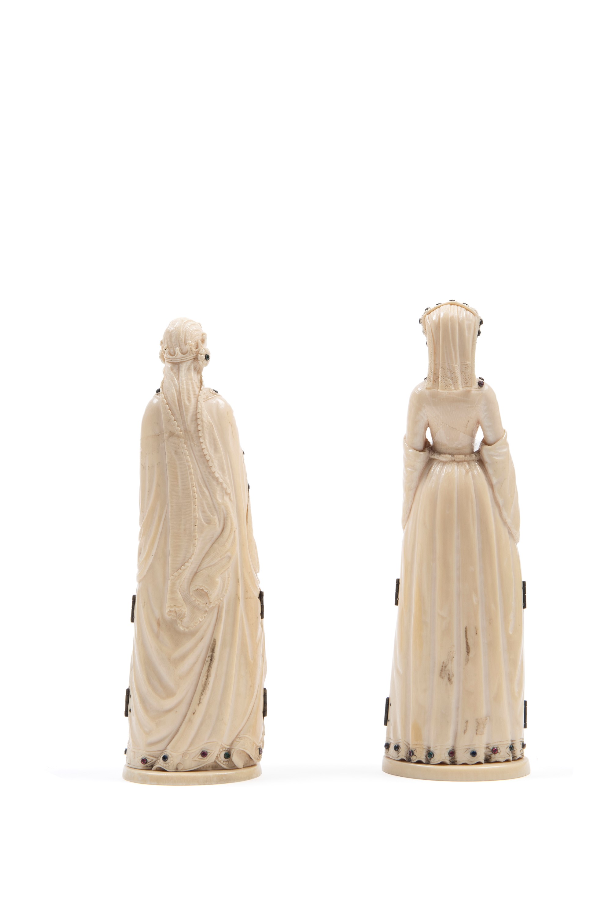 Scuola di Dieppe, Due sculture in avorio raffiguranti nobildonne, XIX secolo