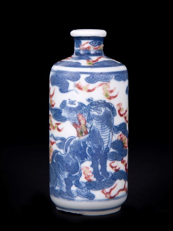 AN UNDERGLAZE BLUE AND COPPER-RED SNUFF BOTTLE