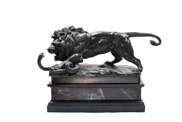 SCULPTURE DEPICTING A LION FIGHTING WITH A SERPENT ON A MARBLE BASE