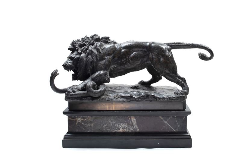 A. Piroli, Scultura raffigurante un leone che combatte con un serpente, base in marmo