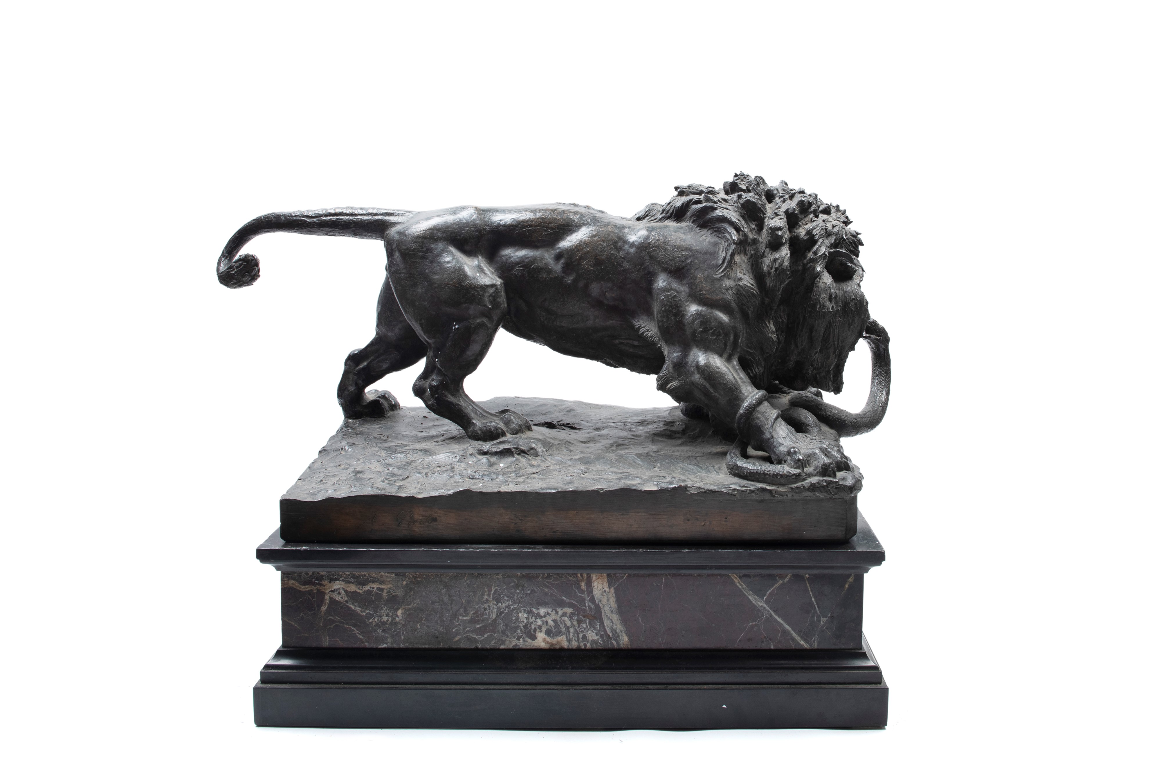 A. Piroli, Scultura raffigurante un leone che combatte con un serpente, base in marmo