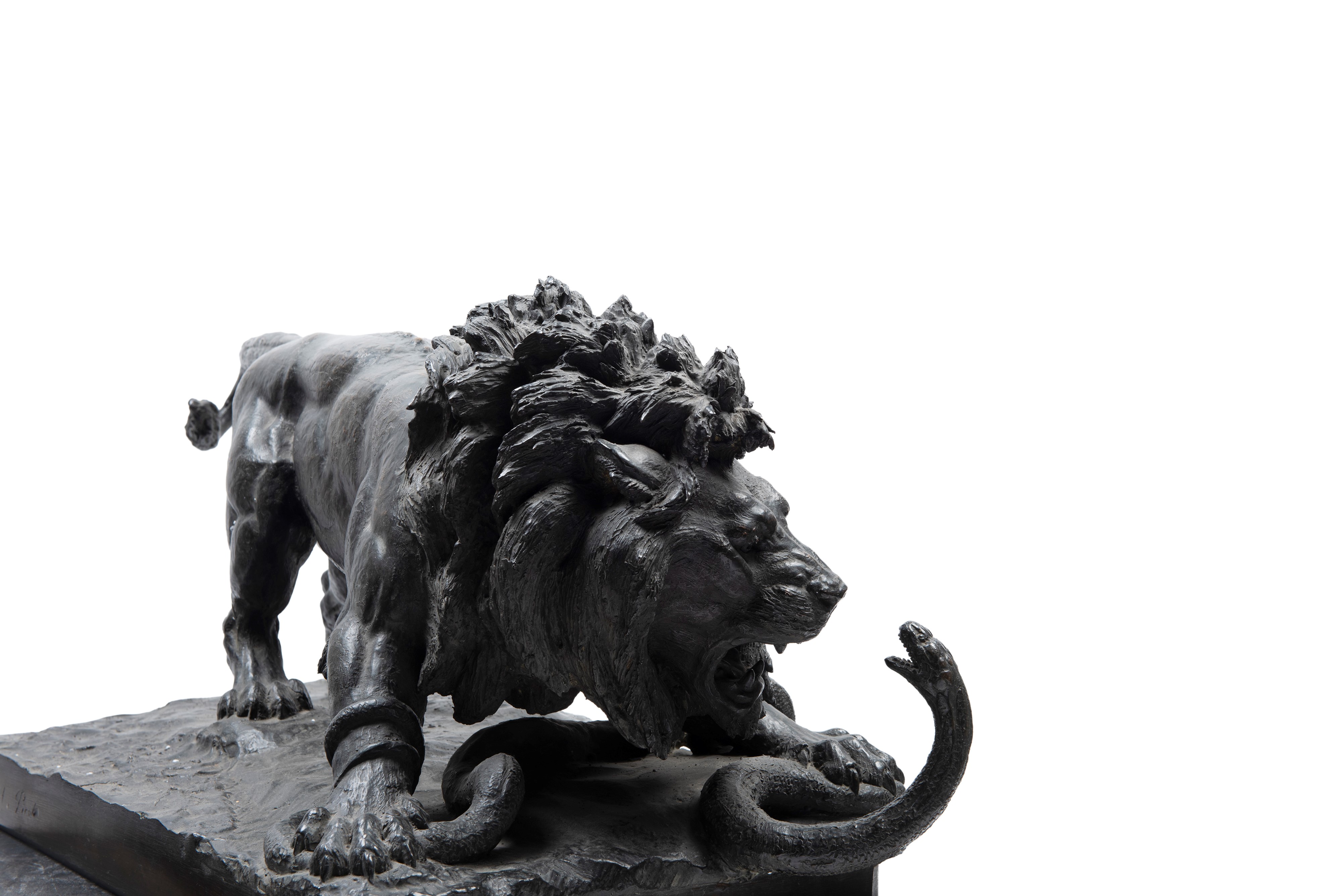 A. Piroli, Scultura raffigurante un leone che combatte con un serpente, base in marmo