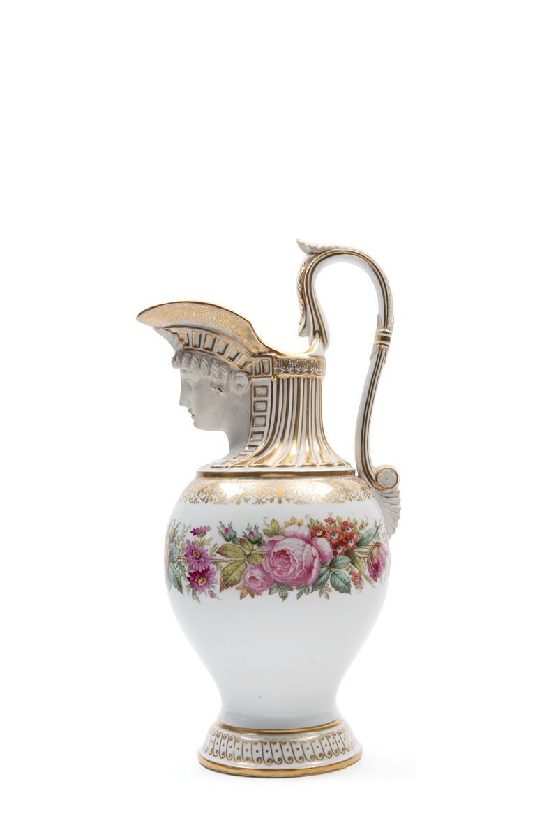 Versatoio in porcellana policroma decorato con oro, Francia, XIX secolo