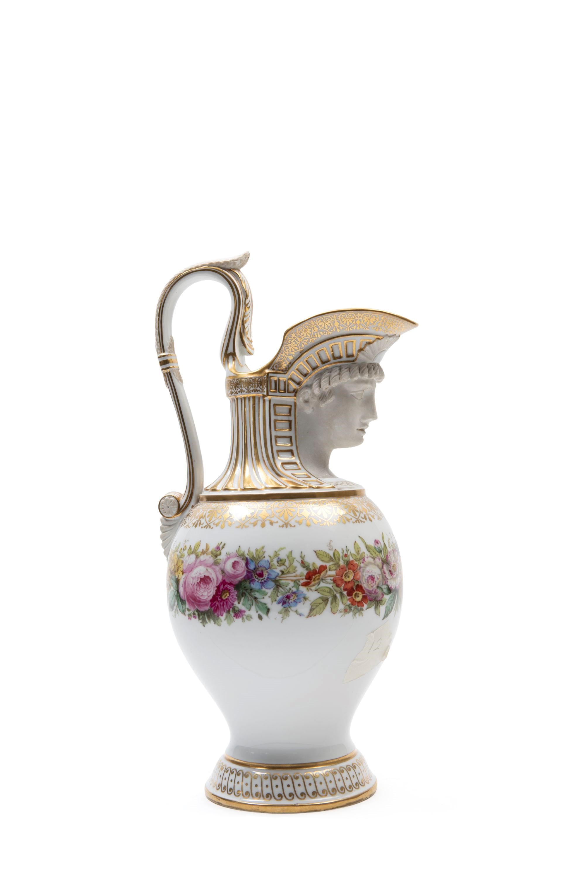 Versatoio in porcellana policroma decorato con oro, Francia, XIX secolo