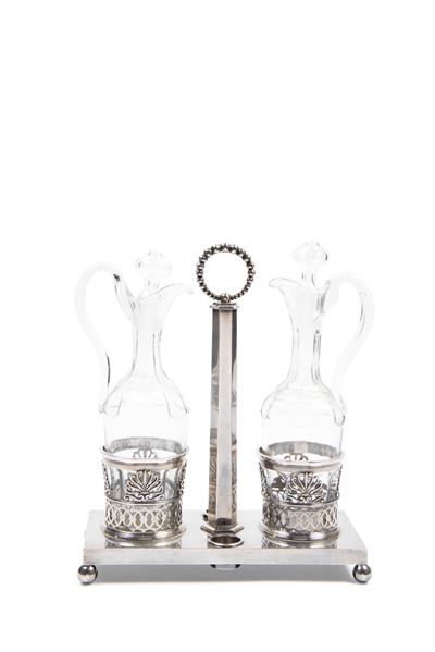 OLIERA IN ARGENTO CON BOTTIGLIE IN CRISTALLO, Francia, XIX secolo