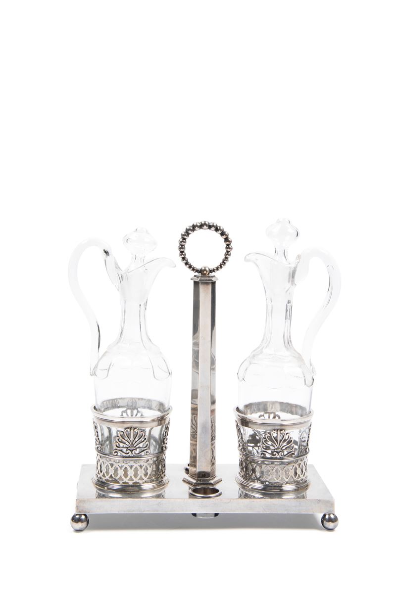 OLIERA IN ARGENTO CON BOTTIGLIE IN CRISTALLO, Francia, XIX secolo