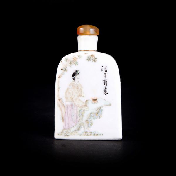 A PORCELAIN SNUFF BOTTLE