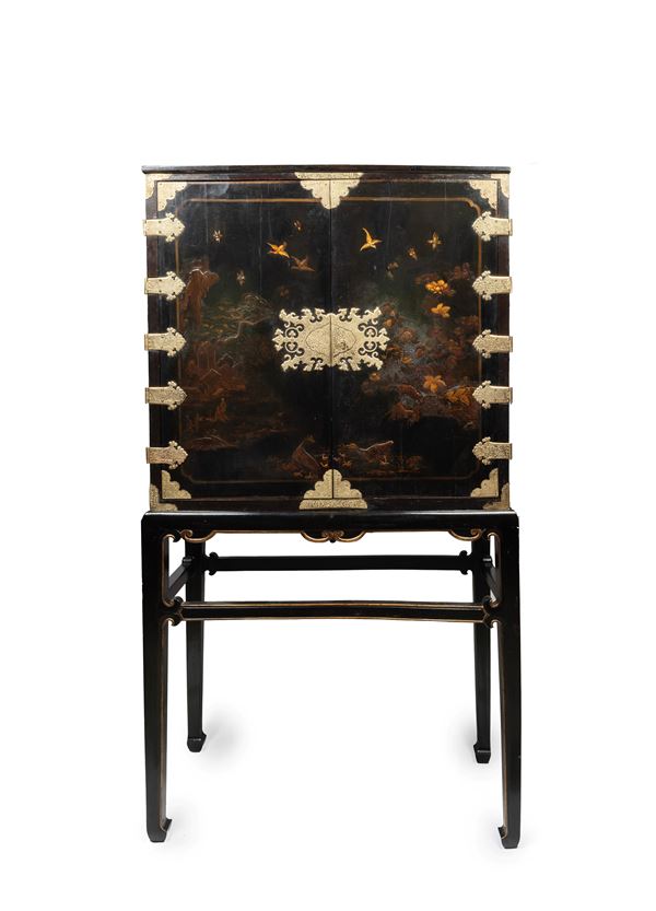 ORIENTAL-STYLE CABINET IN LACQUER AND GOLD