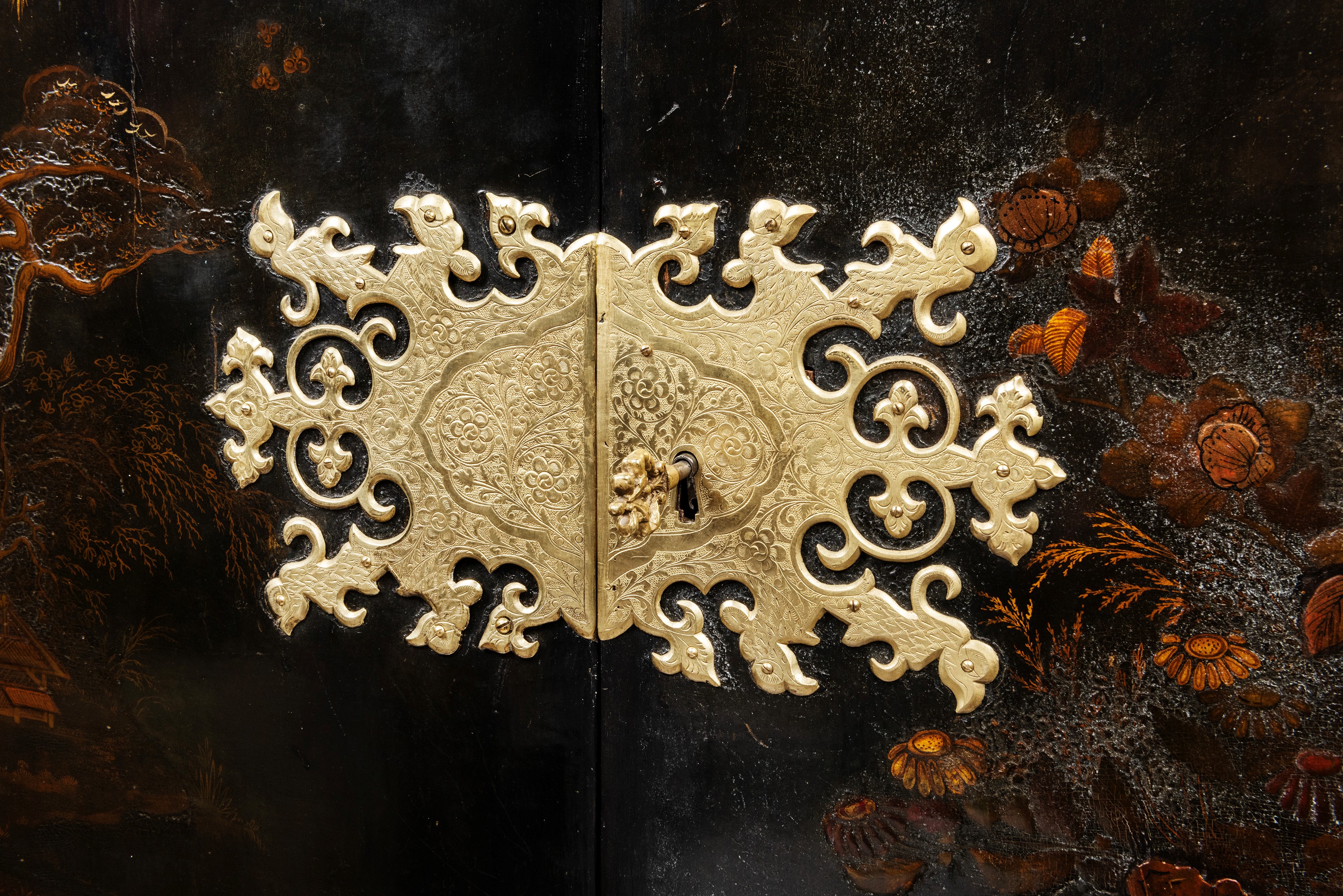 CABINET DI GUSTO ORIENTALE IN LACCA E ORO