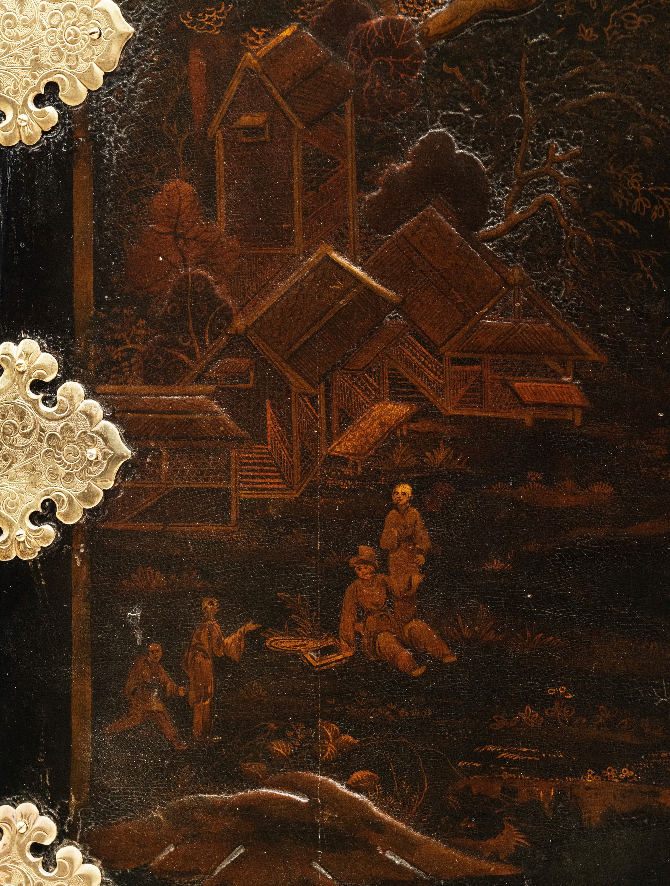 CABINET DI GUSTO ORIENTALE IN LACCA E ORO