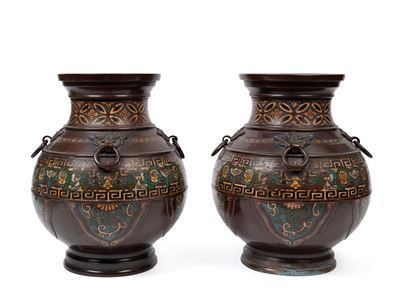 Giappone, Coppia di vasi cloisonné, h cm 33, periodo Meiji (1868-1912)
