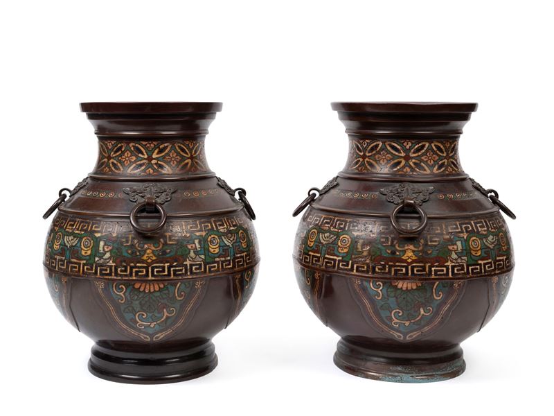 Giappone, Coppia di vasi cloisonné, h cm 33, periodo Meiji (1868-1912)