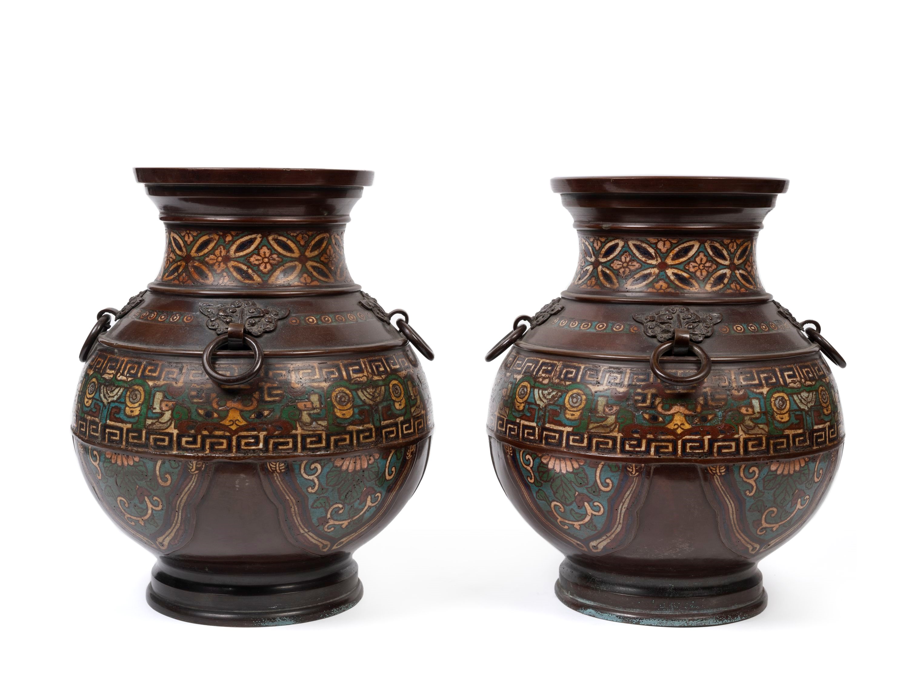 Giappone, Coppia di vasi cloisonné, h cm 33, periodo Meiji (1868-1912)