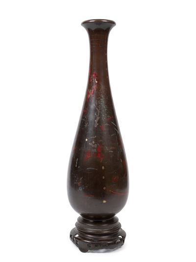 Vaso portafiori in bronzo su base in legno, Giappone, periodo Meiji