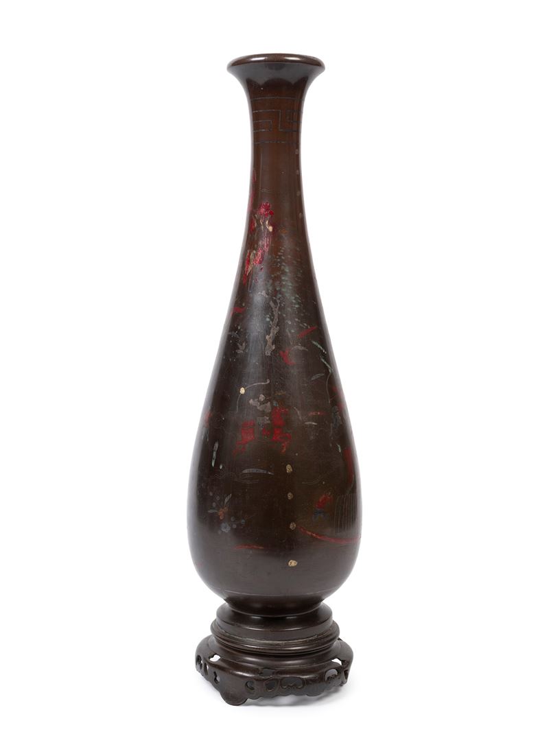 Vaso portafiori in bronzo su base in legno, Giappone, periodo Meiji