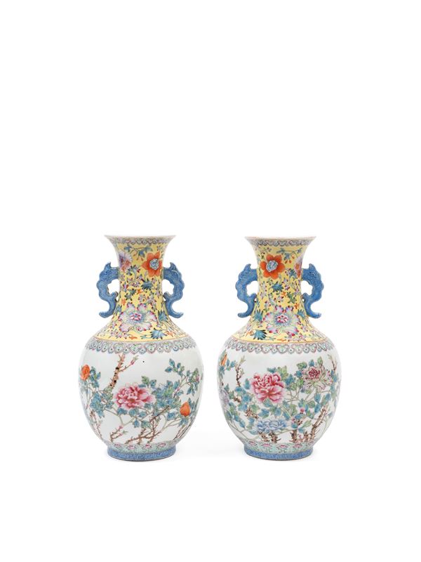 A PAIR OF FAMILLE ROSE PORCELAIN VASES