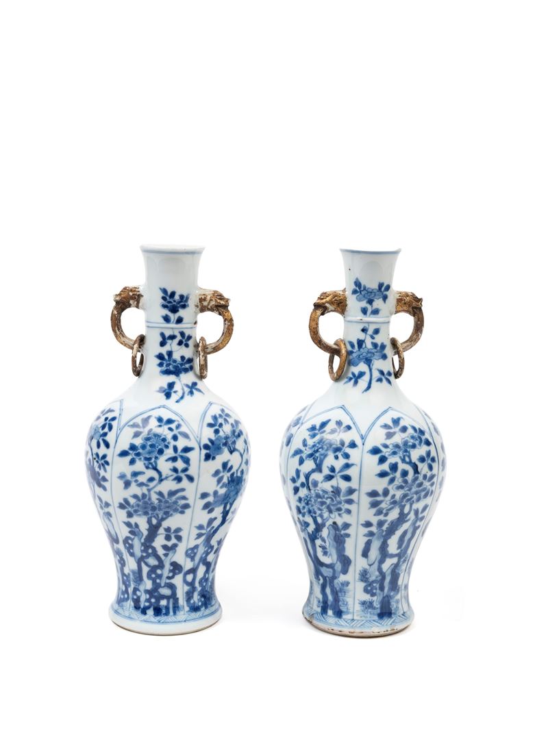 DUE VASETTI IN PORCELLANA BIANCO E BLU