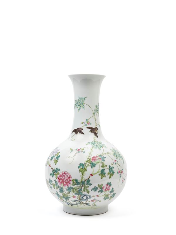 A FAMILLE ROSE BOTTLE-SHAPED PORCELAIN VASE